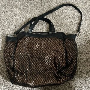 𝗕𝘂𝗻𝗱𝗹𝗲 & 𝗦𝗮𝘃𝗲 𝟱/$𝟮𝟬 Kelsi Dagger gold & black bag